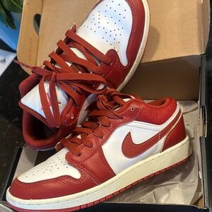 Air Jordan 1 Low 
kids 4y (fits size 5 womens)